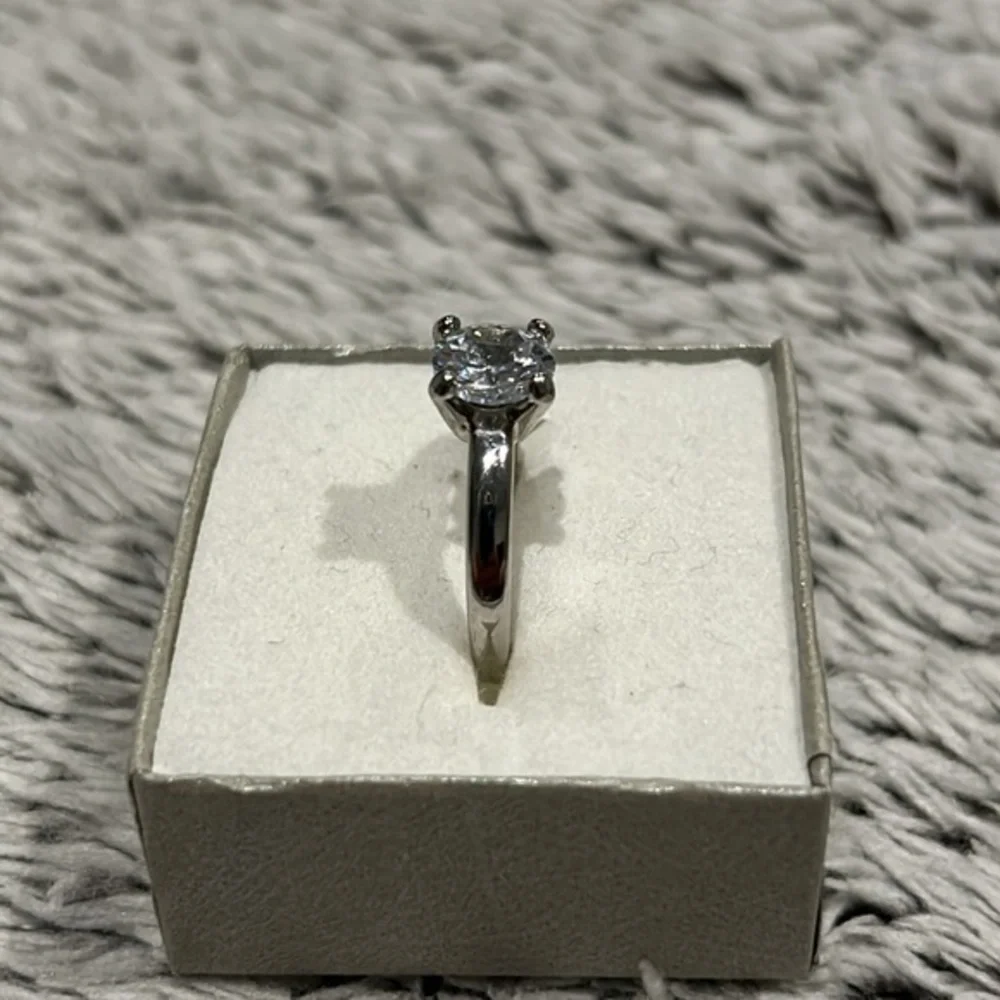 Costume Jewelry size 8 solitaire ring